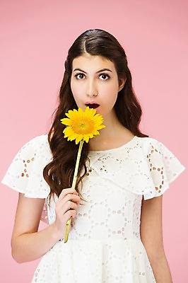 포토 JPG 스튜디오촬영 서양인 외국인 백인 해외기획촬영 우먼라이프 여자 꽃 2013년태국 모션 해바라기 실내 한명 서기 들기 사람 상반신 20대 성인 앞모습 놀람 여자만 여자한명만 성인여자만 청년만 청년여자만 성인한명만 청년여자한명만 성인여자한명만 성인만 국내포토 식물 1 라이프스타일 감정 뷰포인트 표정 인종 청년 내부 파일형식