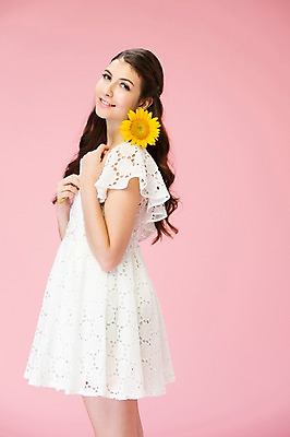 포토 JPG 스튜디오촬영 서양인 외국인 백인 해외기획촬영 우먼라이프 여자 꽃 2013년태국 모션 해바라기 실내 한명 서기 미소 들기 사람 상반신 20대 성인 옆모습 수줍음 여자만 여자한명만 성인여자만 청년만 청년여자만 성인한명만 청년여자한명만 성인여자한명만 성인만 국내포토 식물 1 라이프스타일 감정 뷰포인트 표정 인종 청년 내부 파일형식