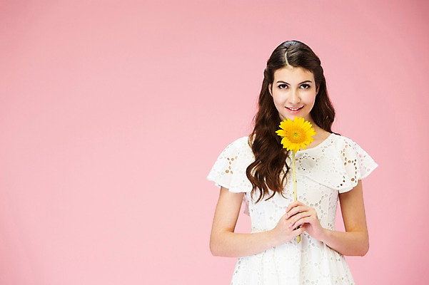 포토 JPG 스튜디오촬영 서양인 외국인 백인 해외기획촬영 우먼라이프 여자 꽃 2013년태국 모션 해바라기 실내 한명 서기 미소 들기 사람 상반신 20대 성인 앞모습 수줍음 여자만 여자한명만 성인여자만 청년만 청년여자만 성인한명만 청년여자한명만 성인여자한명만 성인만 국내포토 식물 1 라이프스타일 감정 뷰포인트 표정 인종 청년 내부 파일형식