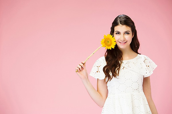 포토 JPG 스튜디오촬영 서양인 외국인 백인 해외기획촬영 우먼라이프 여자 꽃 2013년태국 모션 해바라기 실내 한명 서기 미소 들기 사람 상반신 20대 성인 앞모습 수줍음 여자만 여자한명만 성인여자만 청년만 청년여자만 성인한명만 청년여자한명만 성인여자한명만 성인만 국내포토 식물 1 라이프스타일 감정 뷰포인트 표정 인종 청년 내부 파일형식