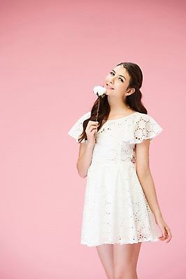 포토 JPG 스튜디오촬영 서양인 외국인 백인 해외기획촬영 우먼라이프 여자 꽃 2013년태국 모션 실내 한명 서기 미소 들기 사람 상반신 20대 성인 앞모습 수줍음 솜 여자만 여자한명만 성인여자만 청년만 청년여자만 성인한명만 청년여자한명만 성인여자한명만 성인만 국내포토 식물 1 라이프스타일 감정 뷰포인트 표정 인종 청년 내부 파일형식