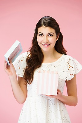 포토 JPG 스튜디오촬영 서양인 외국인 백인 해외기획촬영 우먼라이프 여자 2013년태국 모션 실내 한명 서기 미소 들기 사람 상반신 20대 성인 앞모습 선물상자 수줍음 여자만 여자한명만 성인여자만 청년만 청년여자만 성인한명만 청년여자한명만 성인여자한명만 성인만 국내포토 1 라이프스타일 감정 뷰포인트 표정 선물 인종 청년 내부 상자 파일형식