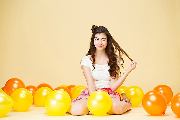 포토 JPG 스튜디오촬영 전신 서양인 외국인 백인 해외기획촬영 우먼라이프 여자 2013년태국 모션 실내 윙크 한명 미소 사람 앉기 20대 성인 앞모습 머리카락 귀여움 만지기 풍선 여자만 여자한명만 성인여자만 청년만 청년여자만 성인한명만 청년여자한명만 성인여자한명만 성인만 국내포토 1 라이프스타일 뷰포인트 컨셉 표정 인종 청년 내부 머리 파일형식