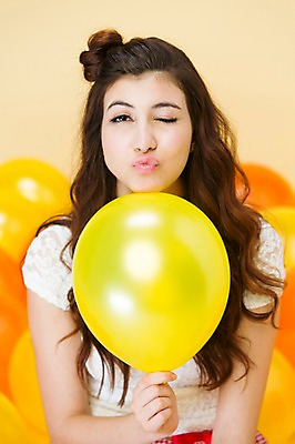 포토 JPG 스튜디오촬영 서양인 외국인 백인 해외기획촬영 우먼라이프 여자 2013년태국 모션 실내 윙크 한명 들기 사람 앉기 상반신 20대 성인 앞모습 귀여움 풍선 입내밀기 여자만 여자한명만 성인여자만 청년만 청년여자만 성인한명만 청년여자한명만 성인여자한명만 성인만 국내포토 1 라이프스타일 뷰포인트 컨셉 표정 인종 청년 내부 파일형식