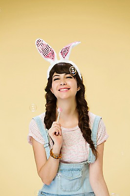 포토 JPG 스튜디오촬영 서양인 외국인 백인 해외기획촬영 우먼라이프 여자 2013년태국 모션 실내 막대사탕 한명 서기 미소 들기 사람 상반신 20대 성인 앞모습 귀여움 비눗방울 토끼머리띠 여자만 여자한명만 성인여자만 청년만 청년여자만 성인한명만 청년여자한명만 성인여자한명만 성인만 국내포토 1 라이프스타일 뷰포인트 컨셉 표정 사탕 인종 청년 내부 머리띠 파일형식