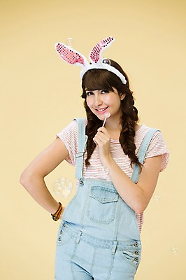 포토 JPG 스튜디오촬영 서양인 외국인 백인 해외기획촬영 우먼라이프 여자 2013년태국 허리손 모션 실내 막대사탕 한명 서기 미소 들기 사람 상반신 20대 성인 앞모습 귀여움 비눗방울 토끼머리띠 여자만 여자한명만 성인여자만 청년만 청년여자만 성인한명만 청년여자한명만 성인여자한명만 성인만 국내포토 1 라이프스타일 뷰포인트 포즈 컨셉 표정 사탕 인종 청년 내부 머리띠 파일형식