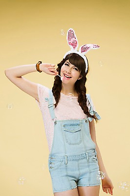 포토 JPG 스튜디오촬영 서양인 외국인 백인 해외기획촬영 우먼라이프 여자 2013년태국 모션 실내 막대사탕 한명 서기 미소 들기 사람 상반신 20대 성인 앞모습 귀여움 비눗방울 토끼머리띠 여자만 여자한명만 성인여자만 청년만 청년여자만 성인한명만 청년여자한명만 성인여자한명만 성인만 국내포토 1 라이프스타일 뷰포인트 컨셉 표정 사탕 인종 청년 내부 머리띠 파일형식