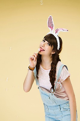 포토 JPG 스튜디오촬영 서양인 외국인 백인 해외기획촬영 우먼라이프 여자 2013년태국 모션 실내 막대사탕 한명 서기 사람 상반신 20대 성인 앞모습 귀여움 비눗방울 먹기 토끼머리띠 여자만 여자한명만 성인여자만 청년만 청년여자만 성인한명만 청년여자한명만 성인여자한명만 성인만 국내포토 1 라이프스타일 뷰포인트 컨셉 사탕 인종 청년 내부 머리띠 파일형식