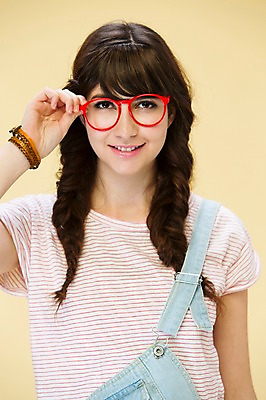 포토 JPG 스튜디오촬영 서양인 외국인 백인 해외기획촬영 우먼라이프 여자 2013년태국 모션 실내 한명 서기 미소 사람 상반신 20대 성인 앞모습 귀여움 잡기 뿔테안경 여자만 여자한명만 성인여자만 청년만 청년여자만 성인한명만 청년여자한명만 성인여자한명만 성인만 국내포토 1 라이프스타일 안경 뷰포인트 컨셉 표정 인종 청년 내부 파일형식