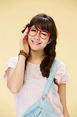 포토 JPG 스튜디오촬영 서양인 외국인 백인 해외기획촬영 우먼라이프 여자 2013년태국 모션 실내 윙크 한명 서기 미소 사람 상반신 20대 성인 앞모습 귀여움 잡기 뿔테안경 여자만 여자한명만 성인여자만 청년만 청년여자만 성인한명만 청년여자한명만 성인여자한명만 성인만 국내포토 1 라이프스타일 안경 뷰포인트 컨셉 표정 인종 청년 내부 파일형식