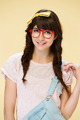 포토 JPG 스튜디오촬영 서양인 외국인 백인 해외기획촬영 우먼라이프 여자 리본 2013년태국 모션 실내 한명 서기 미소 사람 상반신 20대 성인 앞모습 손들기 귀여움 뿔테안경 여자만 여자한명만 성인여자만 청년만 청년여자만 성인한명만 청년여자한명만 성인여자한명만 성인만 국내포토 1 라이프스타일 안경 뷰포인트 컨셉 표정 인종 청년 내부 파일형식