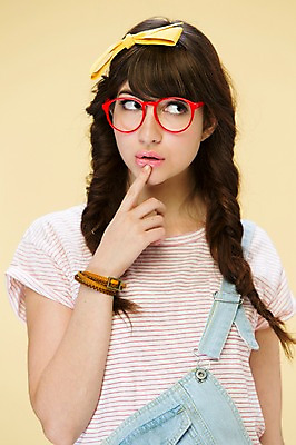 포토 JPG 스튜디오촬영 서양인 외국인 백인 해외기획촬영 우먼라이프 여자 리본 2013년태국 모션 실내 한명 서기 사람 손짓 상반신 20대 성인 앞모습 귀여움 뿔테안경 여자만 여자한명만 성인여자만 청년만 청년여자만 성인한명만 청년여자한명만 성인여자한명만 성인만 국내포토 1 라이프스타일 안경 뷰포인트 컨셉 인종 청년 내부 파일형식