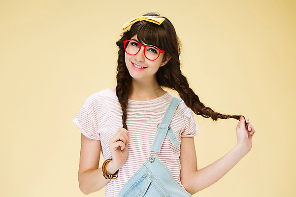 포토 JPG 스튜디오촬영 서양인 외국인 백인 해외기획촬영 우먼라이프 여자 리본 2013년태국 모션 실내 한명 서기 미소 사람 상반신 20대 성인 앞모습 머리카락 귀여움 만지기 뿔테안경 여자만 여자한명만 성인여자만 청년만 청년여자만 성인한명만 청년여자한명만 성인여자한명만 성인만 국내포토 1 라이프스타일 안경 뷰포인트 컨셉 표정 인종 청년 내부 머리 파일형식