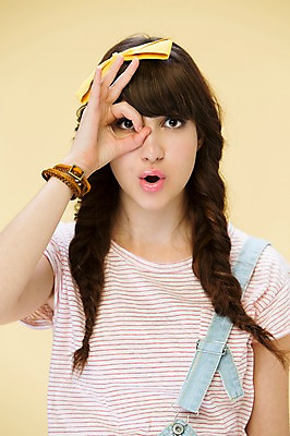 포토 JPG 스튜디오촬영 서양인 외국인 백인 해외기획촬영 우먼라이프 여자 리본 2013년태국 장난 모션 실내 한명 서기 사람 손짓 상반신 20대 성인 앞모습 귀여움 OK 여자만 여자한명만 성인여자만 청년만 청년여자만 성인한명만 청년여자한명만 성인여자한명만 성인만 국내포토 1 라이프스타일 뷰포인트 컨셉 인종 청년 내부 파일형식