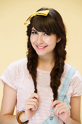 포토 JPG 스튜디오촬영 서양인 외국인 백인 해외기획촬영 우먼라이프 여자 리본 2013년태국 모션 실내 한명 서기 미소 사람 상반신 20대 성인 앞모습 머리 귀여움 만지기 여자만 여자한명만 성인여자만 청년만 청년여자만 성인한명만 청년여자한명만 성인여자한명만 성인만 국내포토 1 라이프스타일 뷰포인트 컨셉 표정 인종 청년 내부 신체부위 파일형식