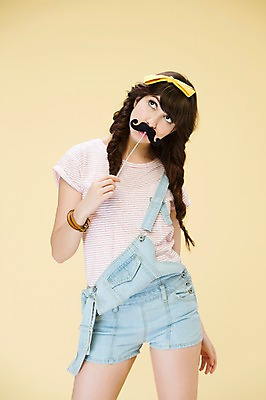 포토 JPG 스튜디오촬영 서양인 외국인 백인 해외기획촬영 우먼라이프 여자 리본 2013년태국 장난 모션 실내 한명 서기 사람 상반신 20대 성인 앞모습 장난감 귀여움 콧수염 여자만 여자한명만 성인여자만 청년만 청년여자만 성인한명만 청년여자한명만 성인여자한명만 성인만 국내포토 1 라이프스타일 뷰포인트 컨셉 수염 인종 청년 내부 파일형식