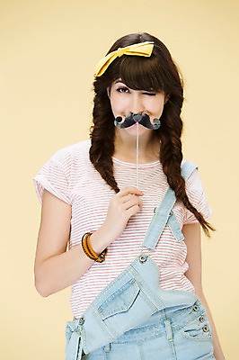 포토 JPG 스튜디오촬영 서양인 외국인 백인 해외기획촬영 우먼라이프 여자 리본 2013년태국 장난 모션 실내 윙크 한명 서기 사람 상반신 20대 성인 앞모습 귀여움 콧수염 여자만 여자한명만 성인여자만 청년만 청년여자만 성인한명만 청년여자한명만 성인여자한명만 성인만 국내포토 1 라이프스타일 뷰포인트 컨셉 수염 표정 인종 청년 내부 파일형식