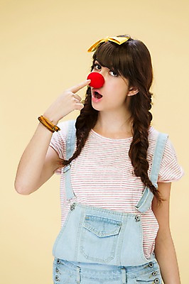 포토 JPG 스튜디오촬영 서양인 외국인 백인 해외기획촬영 우먼라이프 여자 리본 2013년태국 장난 모션 실내 한명 서기 사람 손짓 상반신 20대 성인 앞모습 귀여움 빨간코 여자만 여자한명만 성인여자만 청년만 청년여자만 성인한명만 청년여자한명만 성인여자한명만 성인만 국내포토 1 라이프스타일 뷰포인트 컨셉 인종 청년 내부 파일형식