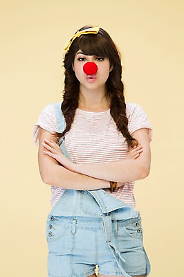 포토 JPG 스튜디오촬영 서양인 외국인 백인 해외기획촬영 우먼라이프 여자 리본 2013년태국 장난 모션 실내 한명 서기 사람 상반신 20대 성인 앞모습 팔짱 귀여움 빨간코 여자만 여자한명만 성인여자만 청년만 청년여자만 성인한명만 청년여자한명만 성인여자한명만 성인만 국내포토 1 라이프스타일 뷰포인트 컨셉 인종 청년 내부 파일형식