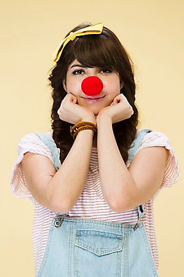 포토 JPG 스튜디오촬영 서양인 외국인 백인 해외기획촬영 우먼라이프 여자 리본 2013년태국 장난 모션 실내 한명 서기 미소 사람 상반신 20대 성인 앞모습 귀여움 턱괴기 빨간코 여자만 여자한명만 성인여자만 청년만 청년여자만 성인한명만 청년여자한명만 성인여자한명만 성인만 국내포토 1 라이프스타일 뷰포인트 컨셉 표정 인종 청년 내부 파일형식