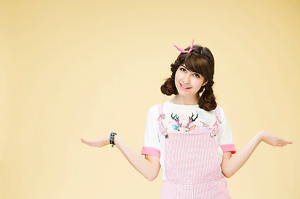 포토 JPG 스튜디오촬영 서양인 외국인 백인 해외기획촬영 우먼라이프 여자 2013년태국 모션 실내 한명 서기 미소 사람 상반신 20대 성인 앞모습 손들기 귀여움 머리띠 멜빵 여자만 여자한명만 성인여자만 청년만 청년여자만 성인한명만 청년여자한명만 성인여자한명만 성인만 국내포토 1 라이프스타일 잡화 뷰포인트 컨셉 장신구 표정 인종 청년 내부 파일형식