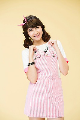 포토 JPG 스튜디오촬영 서양인 외국인 백인 해외기획촬영 우먼라이프 여자 2013년태국 모션 실내 한명 서기 미소 사람 상반신 20대 성인 앞모습 귀여움 머리띠 끈 멜빵 여자만 여자한명만 성인여자만 청년만 청년여자만 성인한명만 청년여자한명만 성인여자한명만 성인만 국내포토 1 라이프스타일 잡화 뷰포인트 컨셉 장신구 표정 인종 청년 내부 파일형식