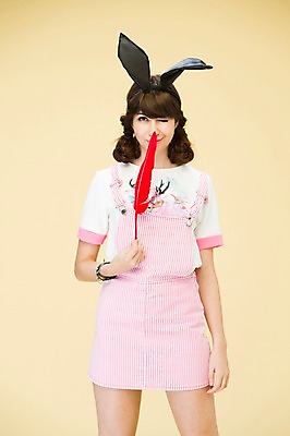 포토 JPG 스튜디오촬영 서양인 외국인 백인 해외기획촬영 우먼라이프 여자 2013년태국 모션 실내 윙크 한명 서기 미소 들기 사람 상반신 20대 성인 앞모습 귀여움 깃털 토끼머리띠 여자만 여자한명만 성인여자만 청년만 청년여자만 성인한명만 청년여자한명만 성인여자한명만 성인만 국내포토 1 라이프스타일 뷰포인트 컨셉 표정 인종 청년 내부 머리띠 파일형식