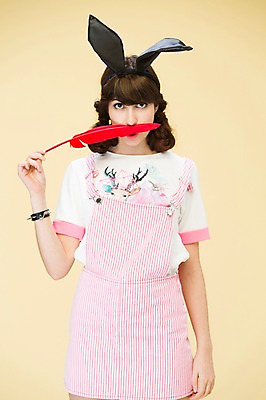 포토 JPG 스튜디오촬영 서양인 외국인 백인 해외기획촬영 우먼라이프 여자 2013년태국 모션 실내 한명 서기 들기 사람 상반신 20대 성인 앞모습 볼펜 깃털 토끼머리띠 여자만 여자한명만 성인여자만 청년만 청년여자만 성인한명만 청년여자한명만 성인여자한명만 성인만 국내포토 1 라이프스타일 뷰포인트 인종 청년 내부 펜 머리띠 파일형식