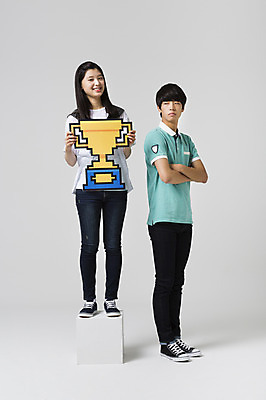 포토 JPG 스튜디오촬영 전신 학생 여학생 여자 남자 남학생 모션 청소년 실내 서기 웃음 들기 사람 동양인 두명 앞모습 옆모습 10대 캐주얼 팔짱 십대라이프스타일 한국인 우승 트로피 질투 십대만 국내포토 라이프스타일 옷 감정 뷰포인트 표정 인종 내부 최고 상_우승 파일형식