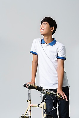 포토 JPG 스튜디오촬영 학생 남자 남학생 모션 청소년 실내 한명 서기 웃음 사람 동양인 상반신 10대 캐주얼 십대라이프스타일 자전거 한국인 남자만 남자한명만 십대만 십대남자만 십대남자한명만 국내포토 1 라이프스타일 옷 표정 인종 내부 바이크 파일형식