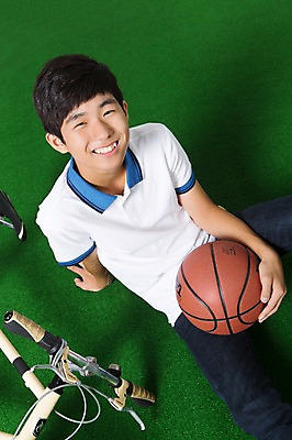 포토 JPG 스튜디오촬영 학생 남자 남학생 스포츠 공 모션 청소년 농구공 실내 한명 웃음 사람 앉기 동양인 상반신 10대 캐주얼 십대라이프스타일 자전거 한국인 남자만 남자한명만 십대만 십대남자만 십대남자한명만 국내포토 1 라이프스타일 옷 농구 표정 인종 내부 바이크 파일형식