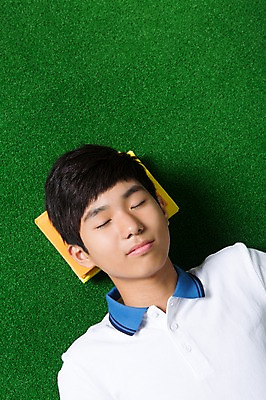 포토 JPG 스튜디오촬영 학생 남자 남학생 청소년 실내 한명 사람 동양인 상반신 앞모습 10대 책 캐주얼 하이앵글 눕기 눈감음 십대라이프스타일 한국인 잠 남자만 남자한명만 십대만 십대남자만 십대남자한명만 국내포토 1 라이프스타일 옷 뷰포인트 모션 인종 내부 파일형식