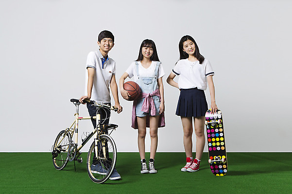 포토 JPG 스튜디오촬영 전신 학생 여자 남자 스포츠 공 모션 청소년 농구 농구공 실내 서기 사람 동양인 앞모습 10대 캐주얼 세명 친구 십대라이프스타일 자전거 한국인 스케이트보드 십대만 국내포토 라이프스타일 옷 뷰포인트 관계 인종 내부 구기 바이크 보드_스포츠 파일형식
