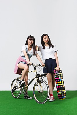 포토 JPG 스튜디오촬영 전신 학생 여학생 여자 스포츠 모션 청소년 실내 서기 웃음 사람 앉기 동양인 두명 앞모습 10대 캐주얼 친구 십대라이프스타일 자전거 한국인 스케이트보드 여자만 십대만 십대여자만 국내포토 라이프스타일 옷 뷰포인트 관계 표정 인종 내부 바이크 보드_스포츠 파일형식