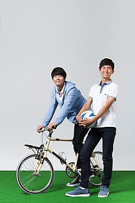 포토 JPG 스튜디오촬영 전신 학생 남자 남학생 스포츠 공 모션 청소년 실내 서기 웃음 들기 사람 앉기 동양인 두명 옆모습 10대 캐주얼 친구 십대라이프스타일 자전거 한국인 남자만 십대만 십대남자만 국내포토 라이프스타일 옷 뷰포인트 관계 표정 인종 내부 바이크 파일형식