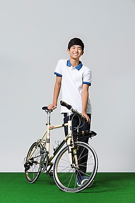 포토 JPG 스튜디오촬영 전신 학생 남자 남학생 모션 청소년 실내 한명 서기 웃음 사람 동양인 앞모습 10대 캐주얼 십대라이프스타일 자전거 한국인 남자만 남자한명만 십대만 십대남자만 십대남자한명만 국내포토 1 라이프스타일 옷 뷰포인트 표정 인종 내부 바이크 파일형식