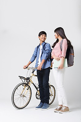 포토 JPG 스튜디오촬영 전신 학생 여학생 여자 남자 남학생 모션 청소년 책가방 실내 서기 웃음 들기 사람 동양인 두명 10대 책 캐주얼 마주보기 십대라이프스타일 자전거 한국인 등교 십대만 국내포토 라이프스타일 옷 가방 표정 인종 내부 바이크 등하교 파일형식