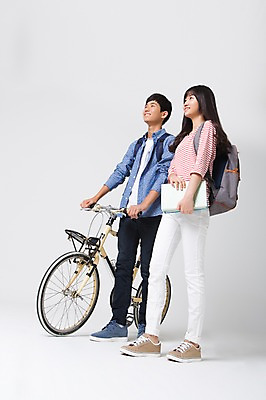 포토 JPG 스튜디오촬영 전신 학생 여학생 여자 남자 남학생 모션 청소년 책가방 실내 서기 웃음 들기 사람 동양인 두명 10대 책 캐주얼 십대라이프스타일 자전거 한국인 등교 십대만 국내포토 라이프스타일 옷 가방 표정 인종 내부 바이크 등하교 파일형식