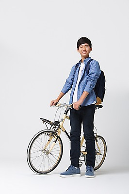 포토 JPG 스튜디오촬영 전신 학생 남자 남학생 모션 청소년 책가방 실내 한명 서기 웃음 사람 동양인 10대 캐주얼 십대라이프스타일 자전거 한국인 등교 남자만 남자한명만 십대만 십대남자만 십대남자한명만 국내포토 1 라이프스타일 옷 가방 표정 인종 내부 바이크 등하교 파일형식