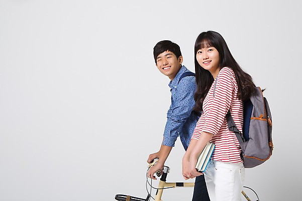 포토 JPG 스튜디오촬영 학생 여학생 여자 남자 남학생 모션 청소년 책가방 실내 서기 웃음 들기 사람 동양인 상반신 두명 옆모습 10대 책 캐주얼 십대라이프스타일 자전거 한국인 등교 십대만 국내포토 라이프스타일 옷 뷰포인트 가방 표정 인종 내부 바이크 등하교 파일형식