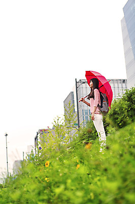 포토 JPG 주간 식물 학생 여학생 여자 우산 청소년 책가방 한명 서기 들기 사람 동양인 초원 상반신 야외 옆모습 10대 캐주얼 한국인 비 여자만 여자한명만 십대만 십대여자만 십대여자한명만 국내포토 자연요소 1 옷 뷰포인트 가방 모션 날씨 인종 파일형식