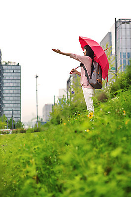 포토 JPG 주간 식물 학생 여학생 여자 우산 청소년 책가방 한명 서기 들기 사람 동양인 손짓 초원 상반신 야외 옆모습 10대 캐주얼 한국인 비 여자만 여자한명만 십대만 십대여자만 십대여자한명만 국내포토 자연요소 1 옷 뷰포인트 가방 모션 날씨 인종 파일형식