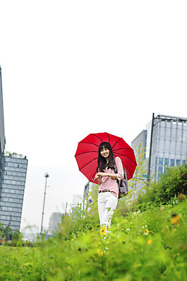 포토 JPG 주간 식물 학생 여학생 여자 우산 청소년 책가방 한명 서기 웃음 들기 사람 동양인 초원 상반신 야외 10대 캐주얼 한국인 비 여자만 여자한명만 십대만 십대여자만 십대여자한명만 국내포토 자연요소 1 옷 가방 모션 날씨 표정 인종 파일형식