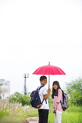 포토 JPG 주간 학생 공원 여학생 여자 남자 남학생 우산 청소년 책가방 서기 웃음 들기 사람 동양인 상반신 야외 두명 옆모습 아웃포커스 10대 캐주얼 한국인 비 십대만 국내포토 자연요소 옷 공공시설 뷰포인트 가방 모션 날씨 촬영기법 표정 인종 파일형식