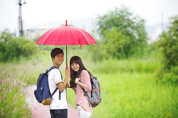 포토 JPG 주간 학생 공원 여학생 여자 남자 남학생 우산 청소년 책가방 서기 웃음 들기 사람 동양인 상반신 야외 두명 옆모습 아웃포커스 10대 캐주얼 한국인 비 십대만 국내포토 자연요소 옷 공공시설 뷰포인트 가방 모션 날씨 촬영기법 표정 인종 파일형식