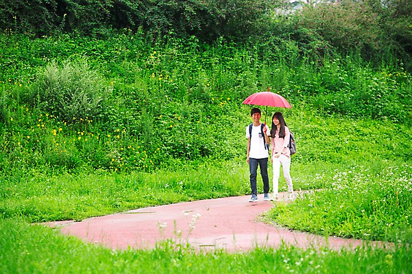 포토 JPG 주간 전신 식물 학생 공원 여학생 여자 남자 남학생 우산 청소년 서기 웃음 들기 사람 동양인 야외 두명 10대 산책 한국인 비 십대만 국내포토 자연요소 공공시설 모션 날씨 휴식 표정 인종 파일형식