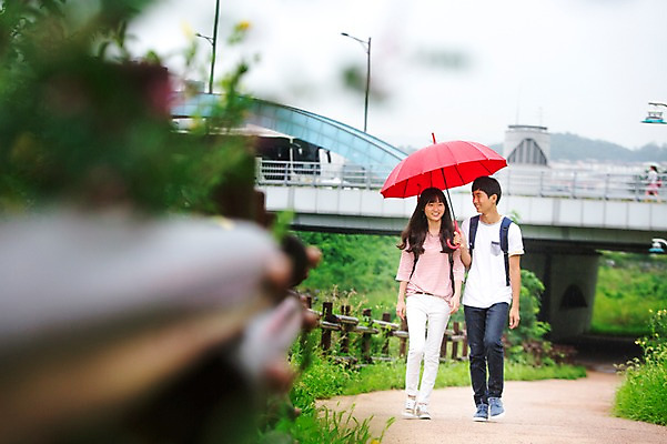 포토 JPG 주간 전신 학생 공원 여학생 여자 남자 남학생 우산 청소년 서기 들기 사람 동양인 야외 두명 앞모습 10대 걷기 산책 한국인 비 십대만 국내포토 자연요소 공공시설 뷰포인트 모션 날씨 휴식 인종 파일형식