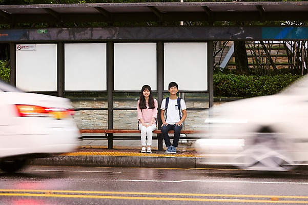 포토 JPG 주간 전신 학생 여학생 여자 남자 도로 남학생 자동차 청소년 웃음 사람 앉기 동양인 야외 두명 앞모습 10대 한국인 버스정류장 십대만 국내포토 자연요소 길 육상교통 뷰포인트 교통시설 모션 표정 인종 역 파일형식