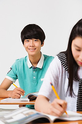 포토 JPG 스튜디오촬영 여학생 여자 남자 남학생 모션 청소년 실내 미소 앉기 동양인 상반신 두명 앞모습 10대 캐주얼 친구 연필 십대라이프스타일 한국인 책상 교과서 십대만 국내포토 학생 라이프스타일 옷 뷰포인트 가구 관계 학용품 교재 표정 사람 인종 내부 필기구 파일형식