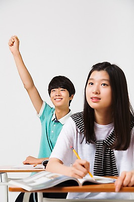 포토 JPG 스튜디오촬영 여학생 여자 남자 남학생 모션 청소년 실내 미소 사람 앉기 동양인 상반신 두명 앞모습 10대 캐주얼 친구 연필 손들기 십대라이프스타일 한국인 책상 교과서 십대만 국내포토 학생 라이프스타일 옷 뷰포인트 가구 관계 학용품 교재 표정 인종 내부 필기구 파일형식